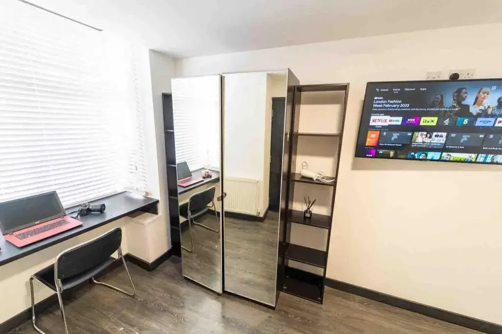 STAY SA Cosy equipped studios available 10 mins from the city! Free WIFI &50" SMART TVs