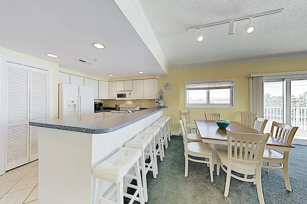 New Listing! Corner-unit W/ Balcony, 300 To Beach 3 Bedroom Condo