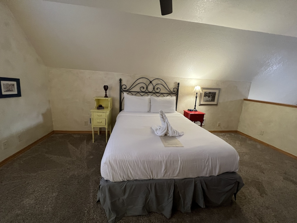 C13 - Forest View two bedroom, two bath Harbor North luxury loft cottage with private hot tub o Lake on Ouachita