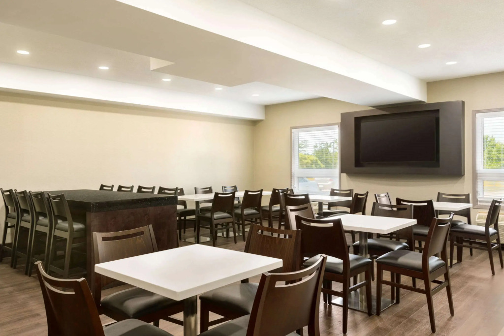 Super 8 by Wyndham Ajax/Toronto On