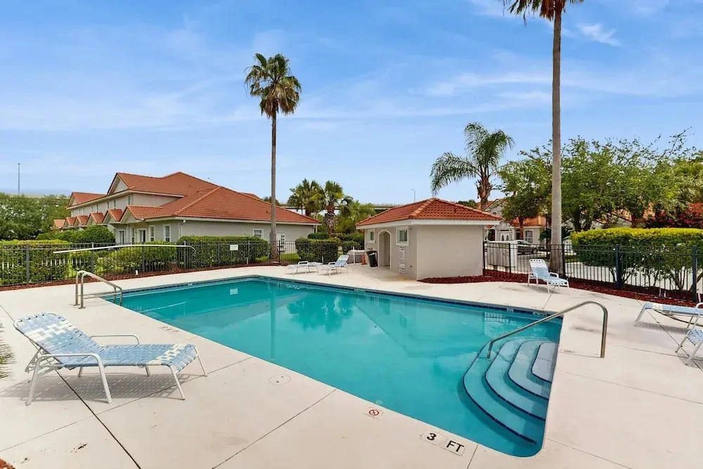 Spacious Townhouse With Private Balcony, Waterview, Pool and Wifi