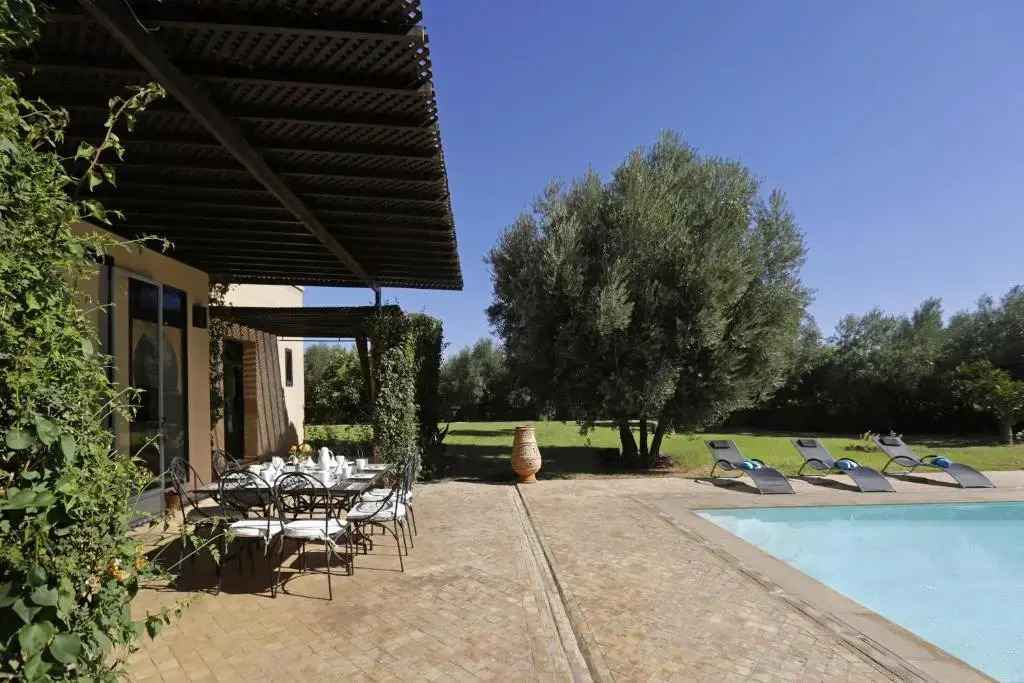 Villa DOMOLIV en exclusivité avec piscine et terrain de tennis privé
