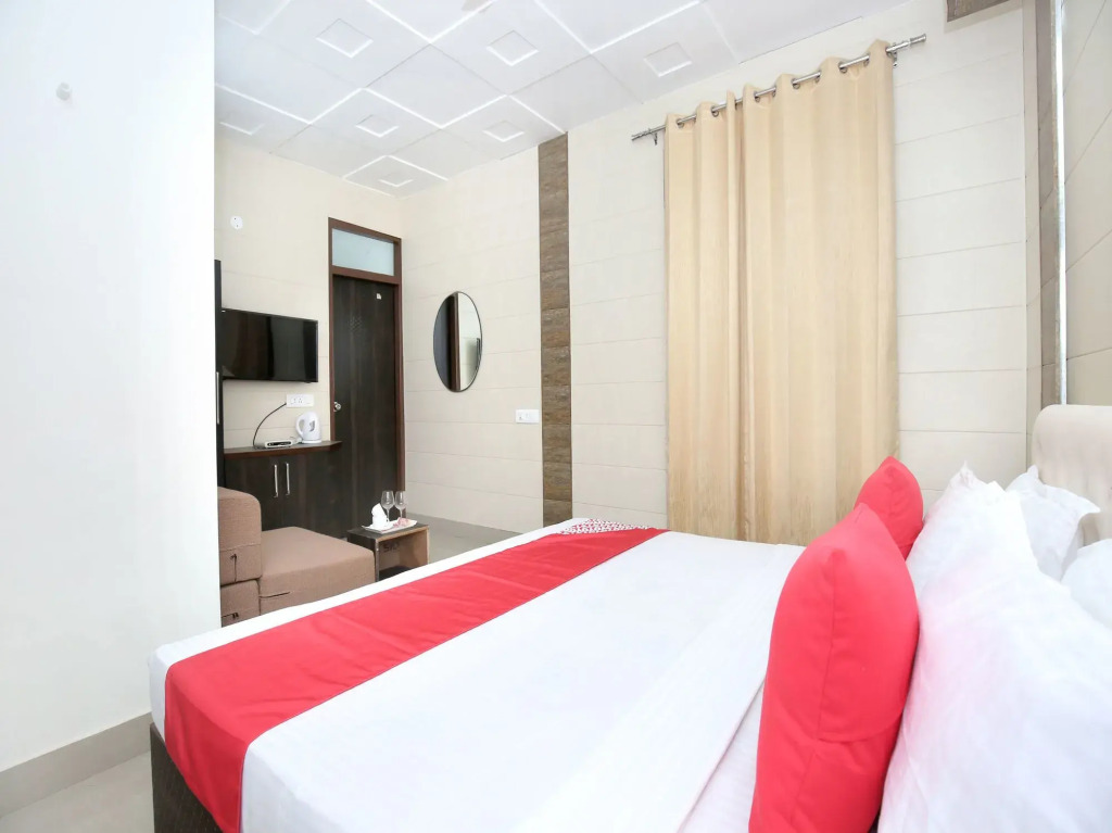 OYO 13368 Hotel Gold Star