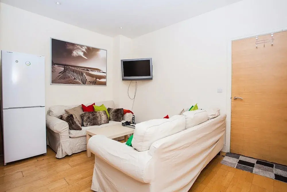 Modern & Spacious Home on Old Kent Road