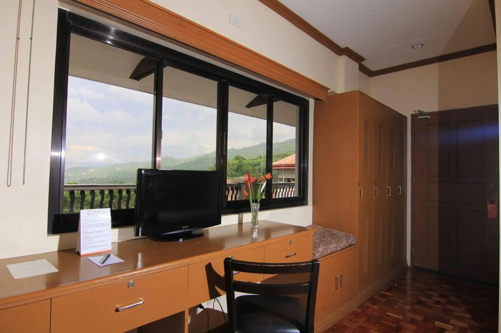 Sol Y Viento Mountain Hot Springs Resort