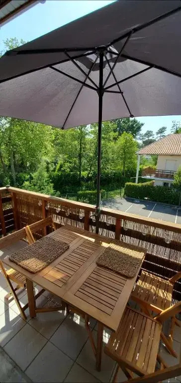 Appartement climatisé 2 chambres Balcon Parking privé couvert Centre Village