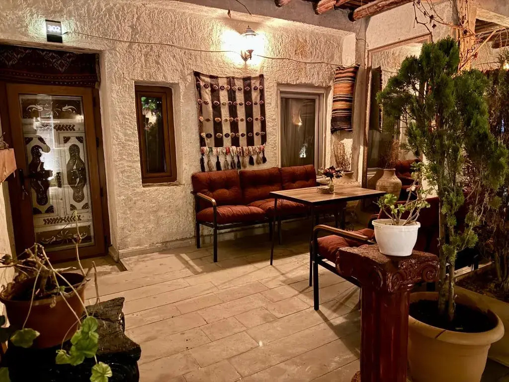 THE RED HORSE HOTEL