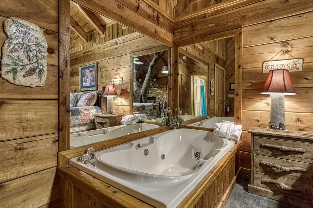 ER69 - Rachels Tree House - Great location, Close to all the action! cabin
