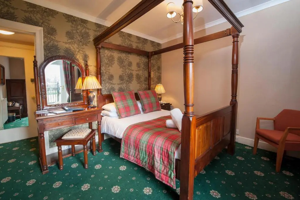 Loch Kinord Hotel