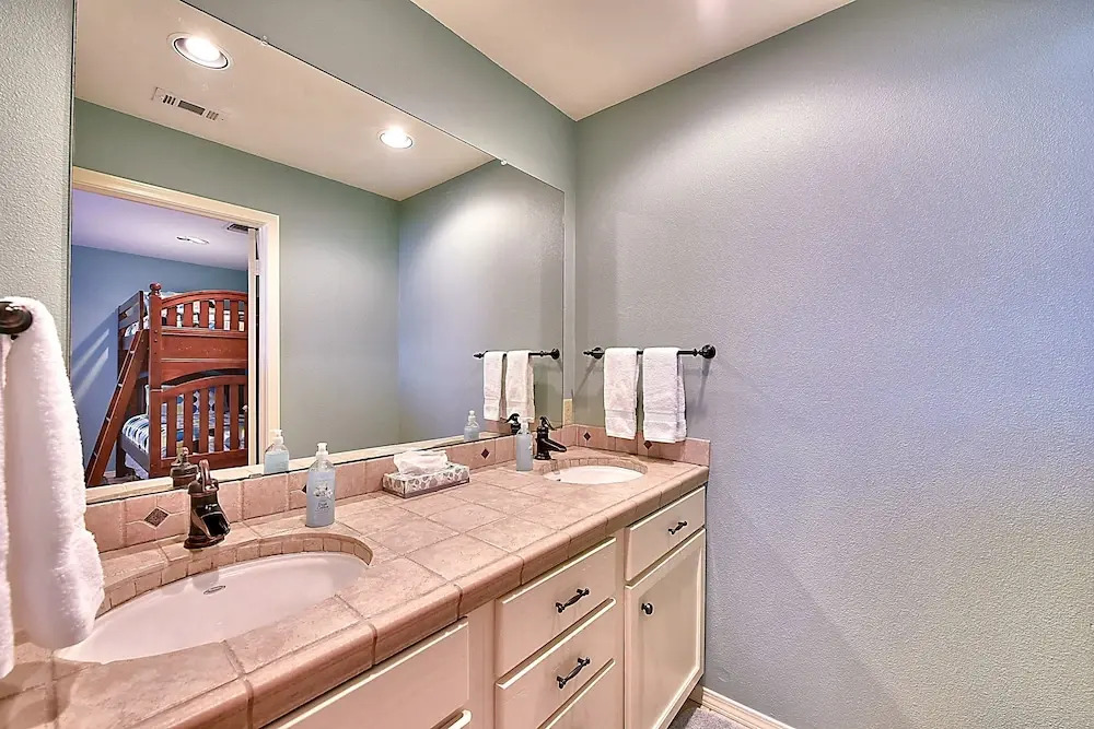 4BR Lakeway Waterfront by RedAwning