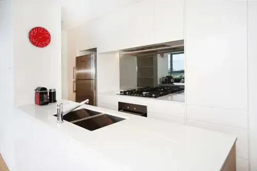 Gadigal Groove - Modern and Bright 3BR Executive Apartment in Zetland with Views