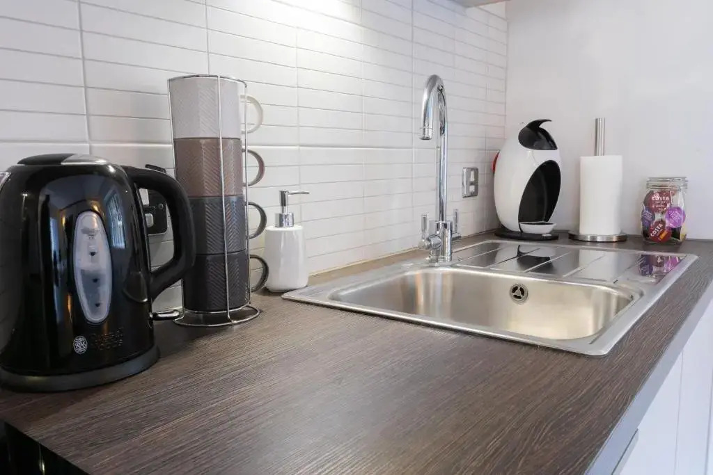 Premiere City Centre Apartment with Gated Parking and Excellent Feedback, Big Double Bedroom, Balcony, Courtyard Garden, Ideal for Long Stays, WFH, Getaways and Ongoing Contracts
