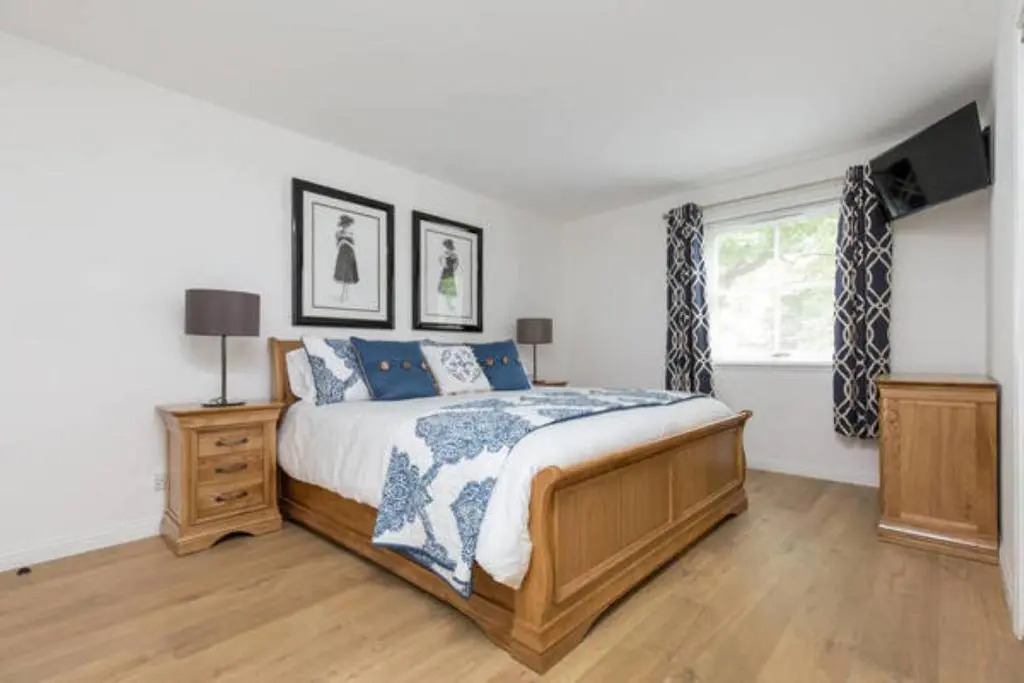 415 Lovely and Central 2 Bedroom Apartment With Secure Parking