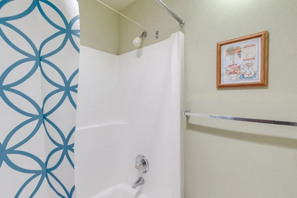 33sw - Wifi - Fireplace - Amenities - Sleeps 4 1 Bedroom Home by RedAwning