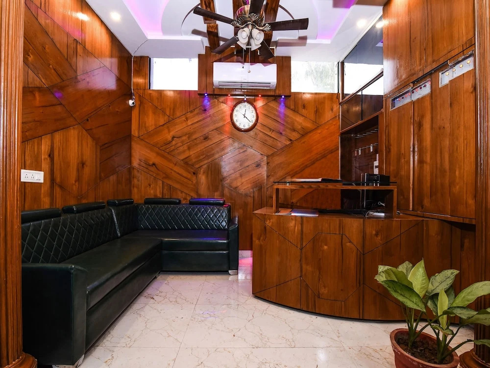 OYO 15718 Red Inn