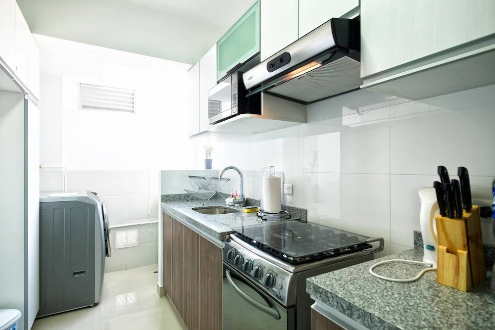 Ur Place Rentals - Modern 3bdrm, Swimming Pool And Gym