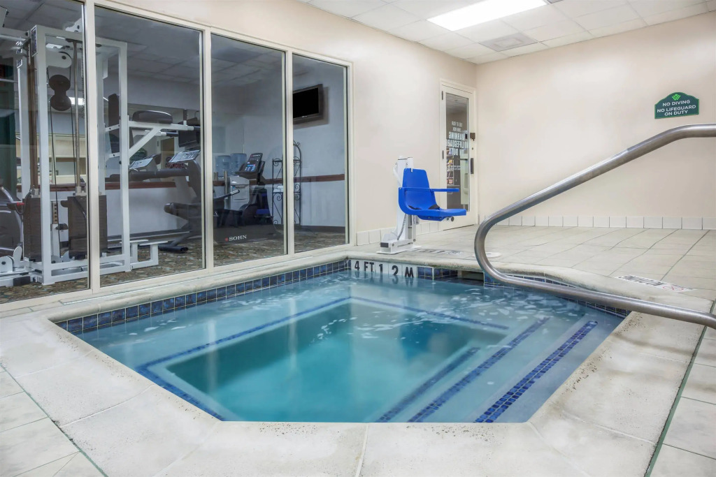Holiday Inn Express & Suites Arlington North   Stadium Area by IHG