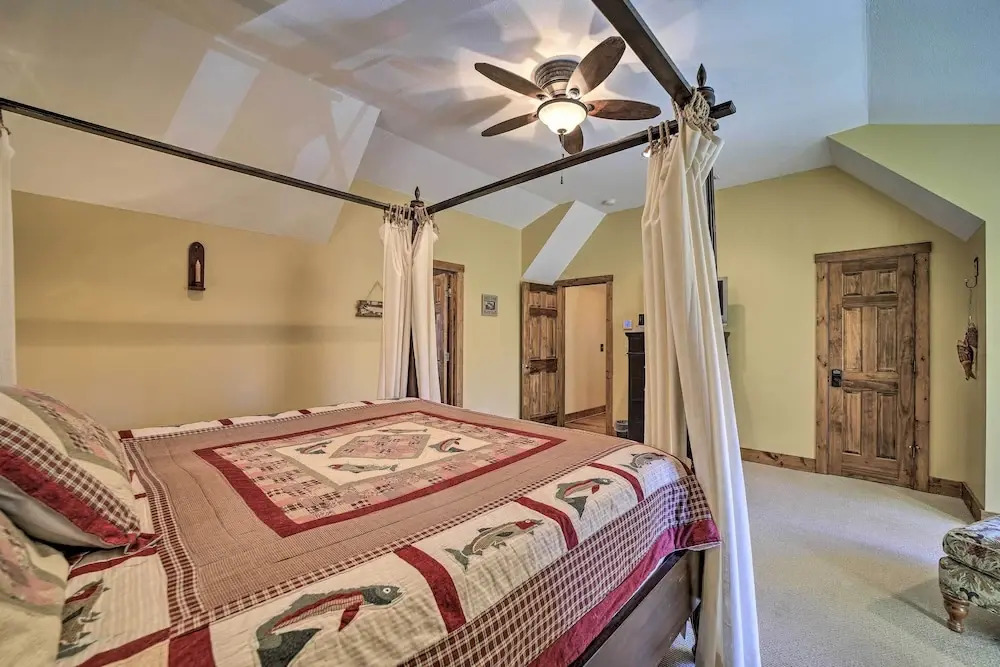 Luxe Lodge Near Smoky Mountains: Views & Hot Tub!