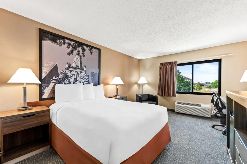 Super 8 by Wyndham Elgin