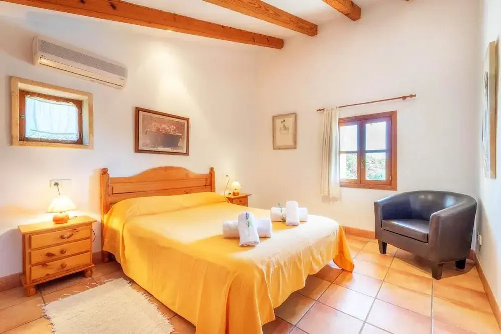 Villa in Búger with private courtyard