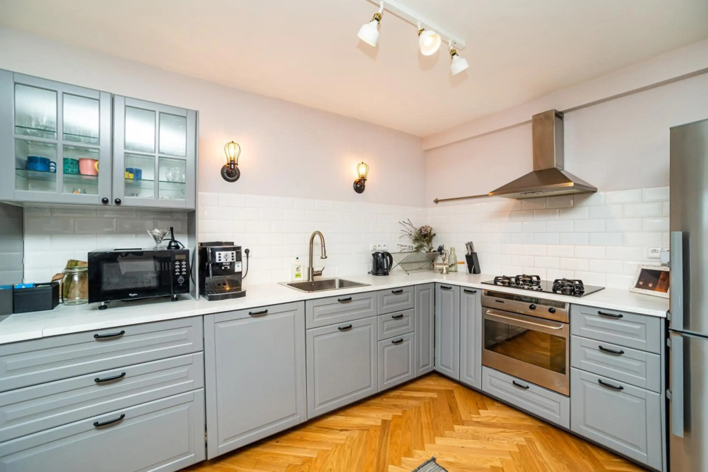 Central, Spacious, Modern 5 Bedrm duplex w/Balcony