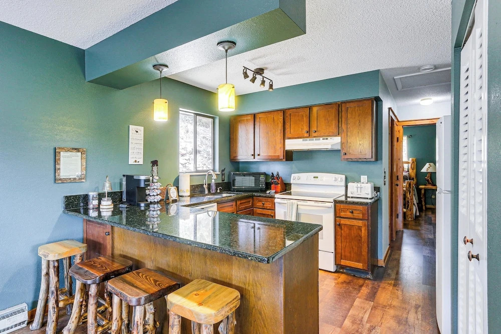 Idyllic Cabin w/ Grill & Panoramic Mtn Views!
