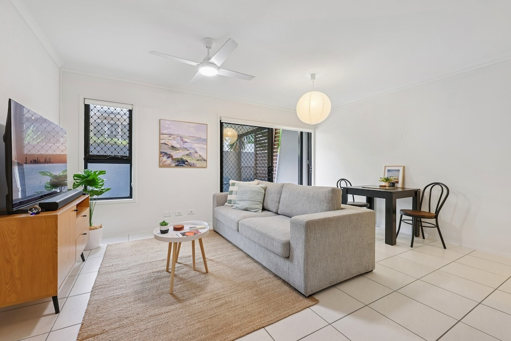 Beachside Apartment With Secure Parking