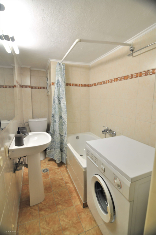 Zennova #4 Vintage City Center Apt