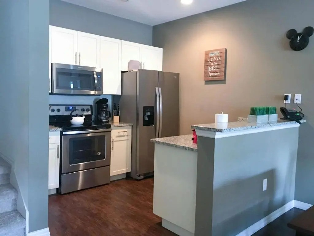 Luxury bedroom townhouse comfortable sleeps 8 Super close to Disney