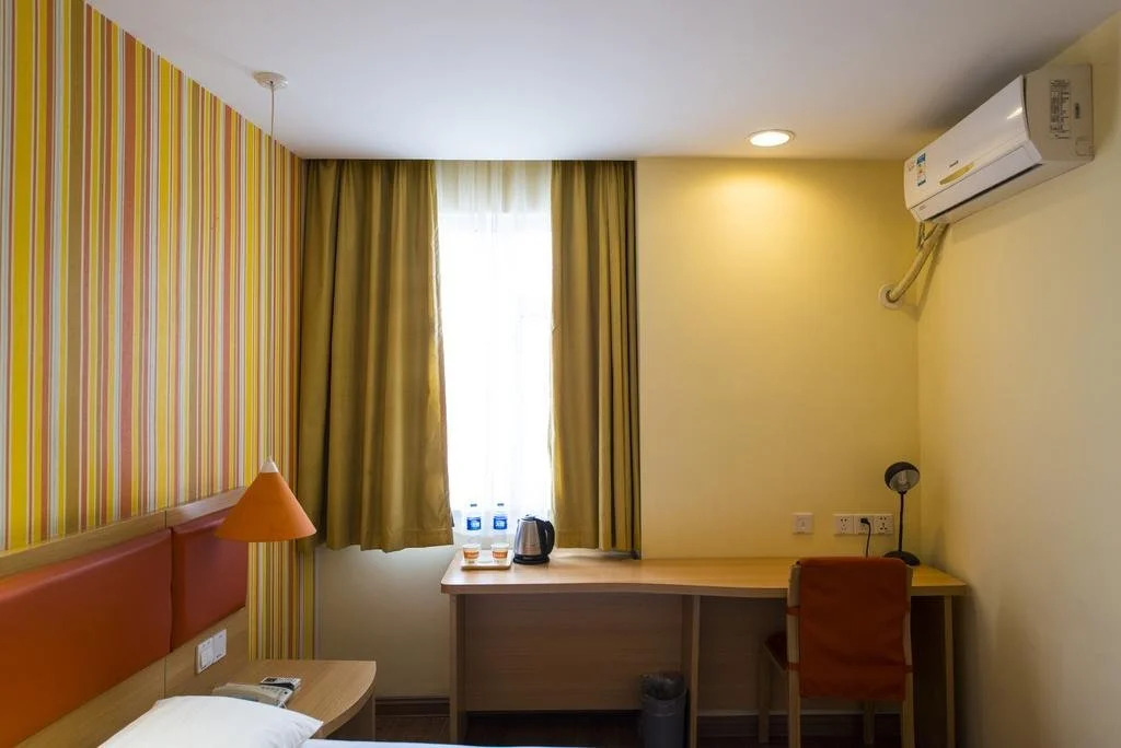 Home Inn Nanjing Jiangpu Longhua Road Metro Station