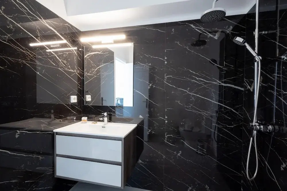 Spacious Urban Retreat Central 2-bedroom Haven for 8