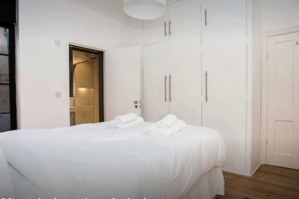 Stylish Newly Refurbished 2 Bedroom Flat With Terrace