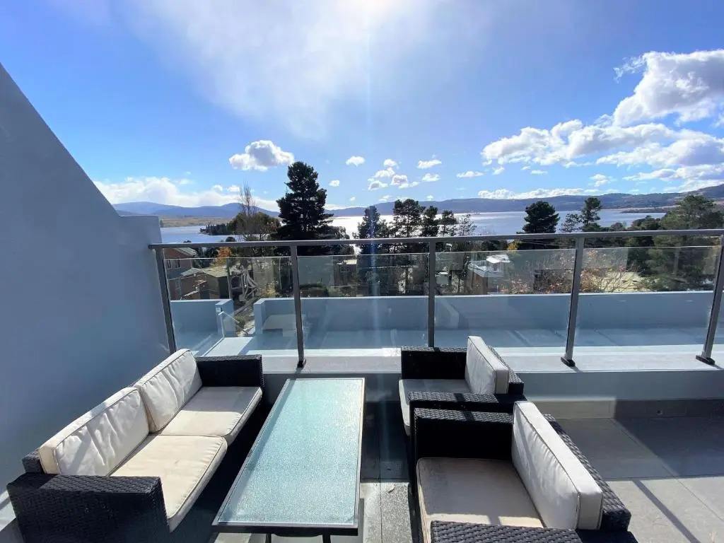 Summit 9 - Modern and stylish newly renovated apartment