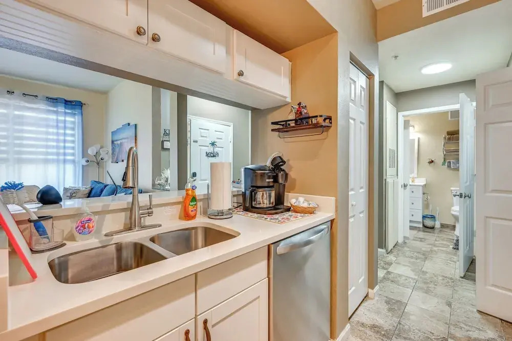 4 Mi to Clearwater Beach: Apt w/ Community Pool!
