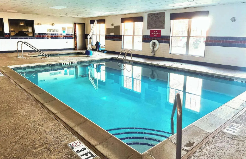 Country Inn & Suites by Radisson, Crystal Lake, IL