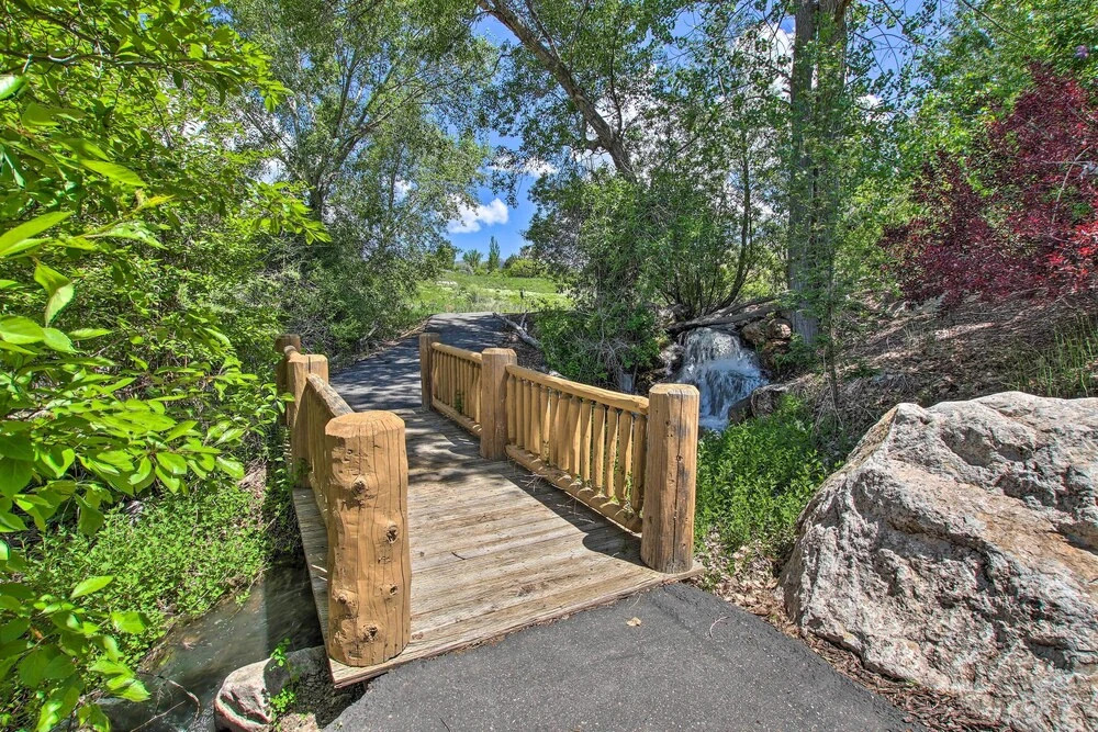 2-condo Property w/ Mtn Views by Golf & Ski Resort