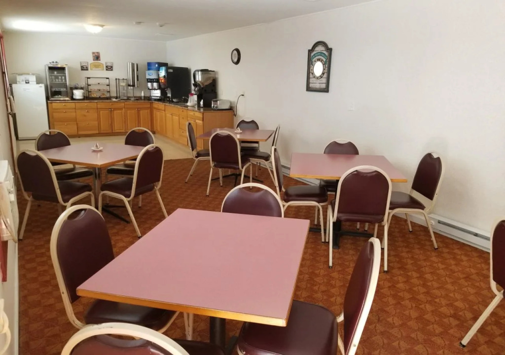 All Seasons Inn & Suites