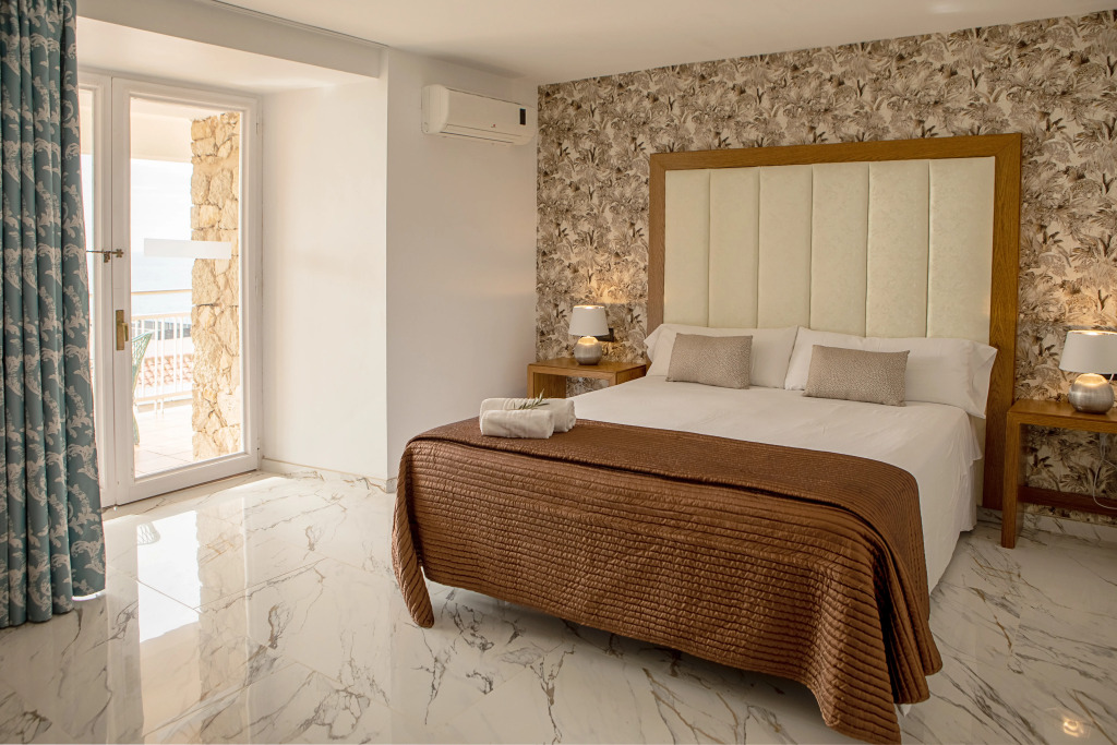 Hotel Roger de Flor by Seleqtta