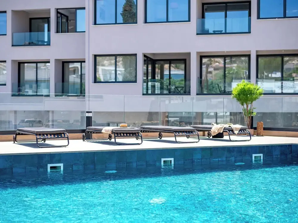 Sanders River Plaza - Open 1-bdr Apt With Balcony