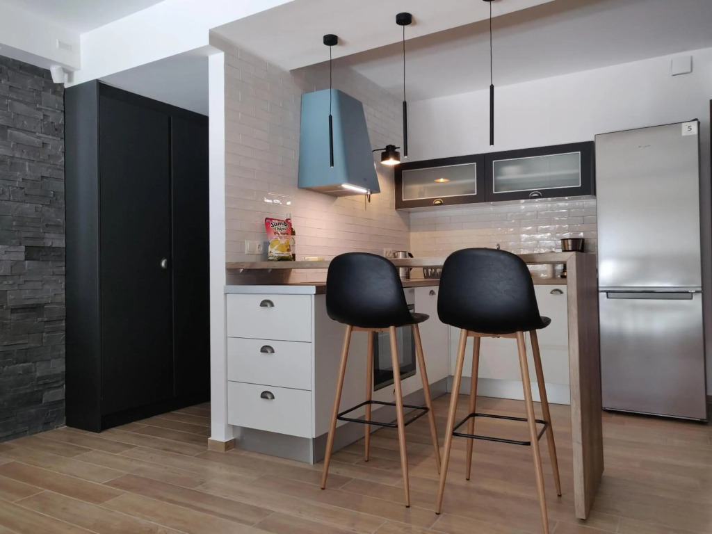Sunny new lovely apartment 60 meters from the metro