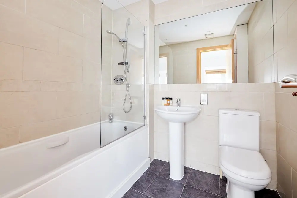 Charming Mayfair Suites by Sonder