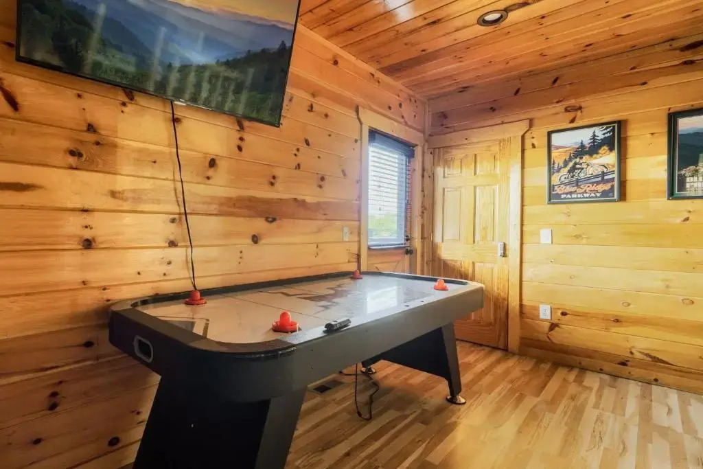 Bear Time Cabin - Scenic Mountain View, Firepit, Hot Tub, Theater, 4BR 3BA Sleeps 14