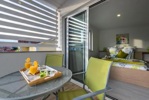 Holidays Roko - Sea View Apartments with Pool