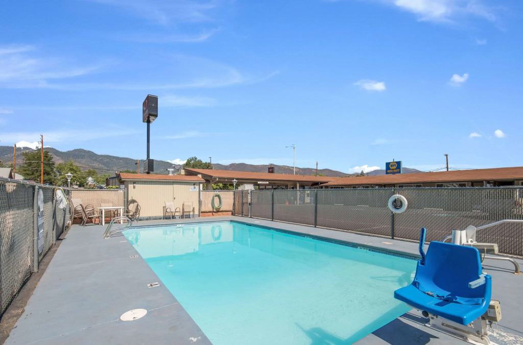 Econo Lodge Inn & Suites Yreka