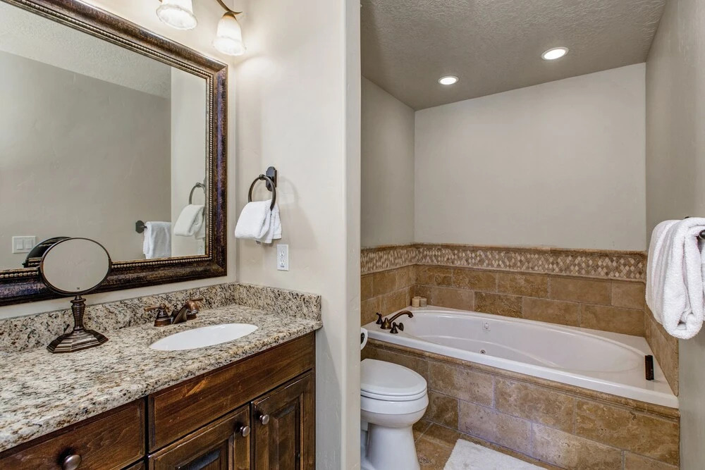 3br W/ Balconies, Hot Tub & Views - Near Gondola 3 Bedroom Townhouse