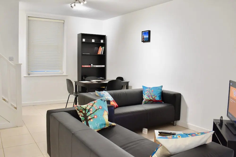 Modern 2 Bedroom House by the Station