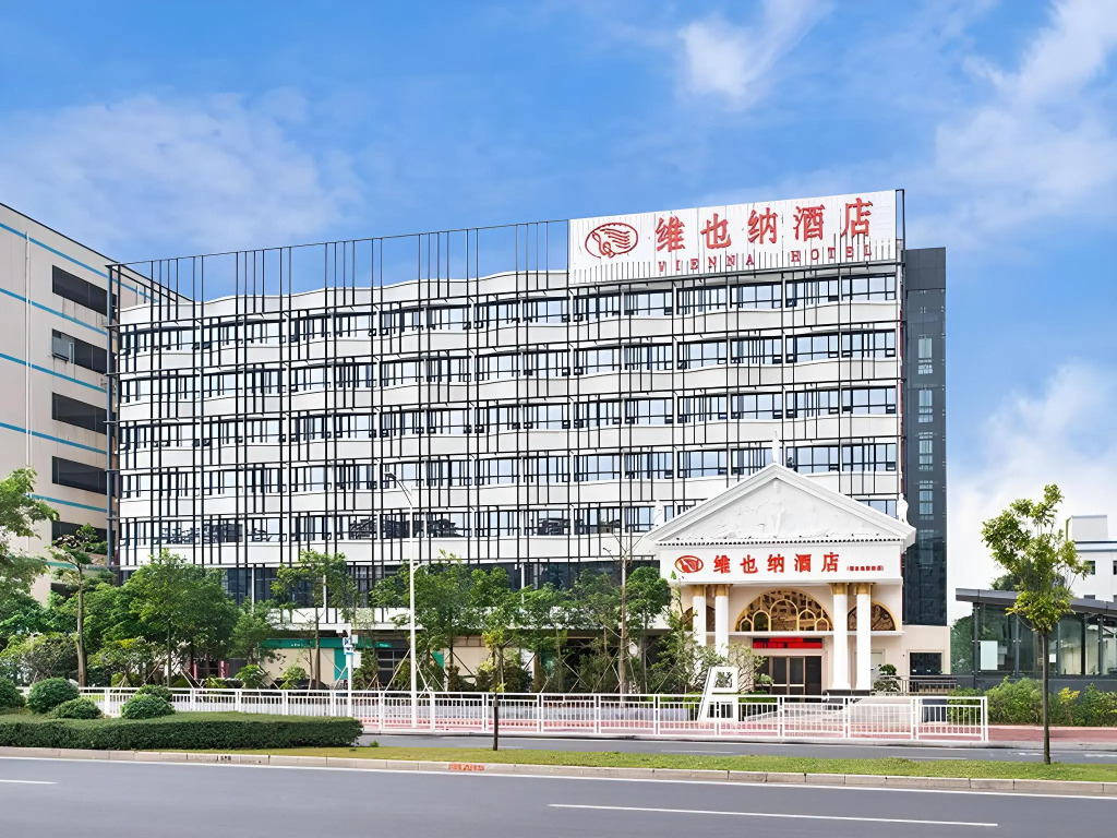 Vienna Hotel Shenzhen (FuYong metro station branch)