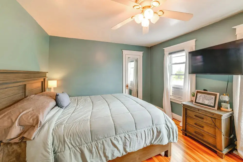 1 Mi to Dtwn Binghamton: Pet-friendly Home w/ Deck