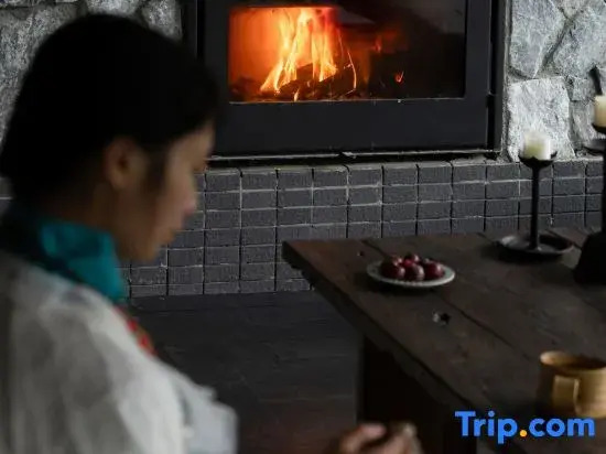 Luxury Mountain View Hot Spring Resort (Private Oxygen Spa Hotel at the Foot of the Snowy Mountain)