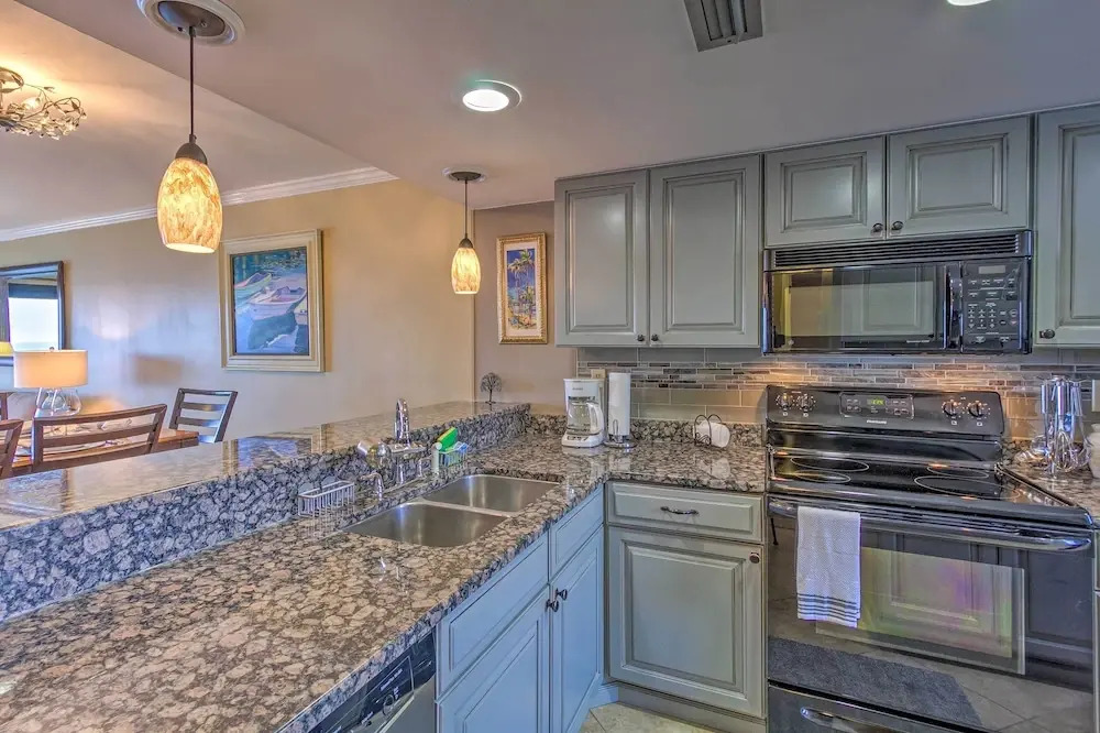 11th-floor PCB Condo w/ Ocean View, Walk to Dining